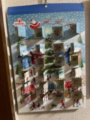 24枚の窓をねひとつずつ