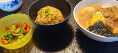 今日はとんこつ正油ラーメンとチャーハン、、炭水化物天国(笑)
