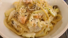 鮭ときのことキャベツのクリームパスタ