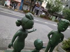 「サザエさん」一家銅像