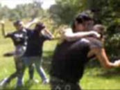 武装した美少女23人が、1人の男をめぐって大乱闘!