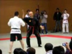 "無敗の合気道の達人"が総合格闘家にあっさ