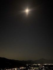 月と街の灯り