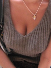 ブラジャーしてません。