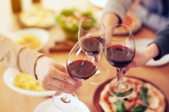 飲みの席で下ネタ話したりする？