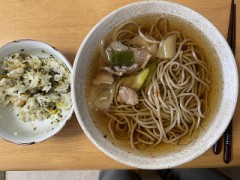 今日は家で冷凍蕎麦と焼き飯