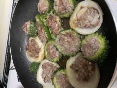 今日は先日のゴーヤチャンプルの残りでゴーヤ肉詰