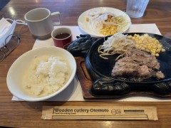 今日はハンバーグ定食