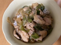 今日は鶏肉のかしわバター丼を作って