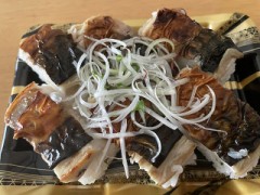 今日は仕事の都合でスーパーで焼き鯖寿司