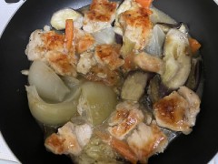 今日は鶏肉と野菜炒めで