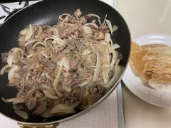 今日は牛肉と玉ねぎ炒め、餃子で