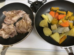 今日はローステキと野菜の煮物で