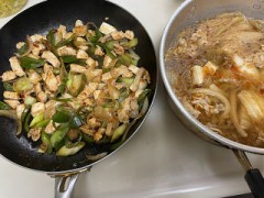 今日は鶏と野菜の中華と鍋の残りで