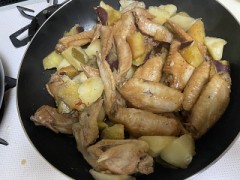 今日は手羽先と野菜、餃子で