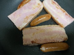 今日はベーコンとソーセージと鍋で