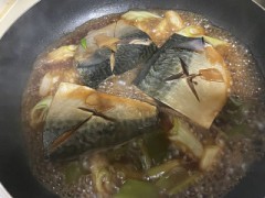 今日は鯖の生姜煮と豚汁作って