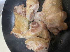 今日はチキンソテー、野菜を作って、昨日の豚肉の天麩羅と野菜炒めで