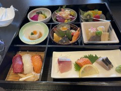 今日の昼は外で