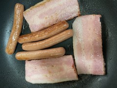 今日はベーコンとフランクフルト、野菜炒めを作って
