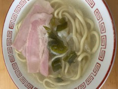 今日の昼は、昨日の中華スープの残りでラーメン