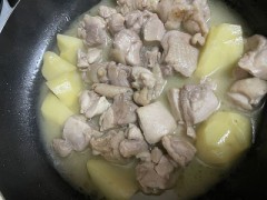 今日は鶏肉の白ワイン蒸しで