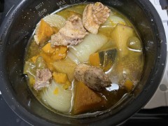 今日は炊飯器で豚肉と野菜の煮物を作って
