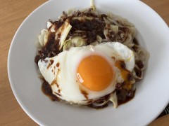 今日の昼は汁無し坦々麺