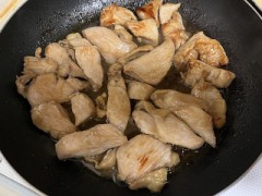 今日は鶏胸肉の照りマヨ焼きと野菜を作って