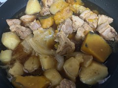 今日は豚肉と野菜の煮物を炊飯器で作って