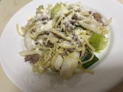 今日の昼はネギ、挽肉パスタ