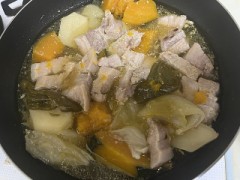 今日は豚肉と野菜の煮物を作って