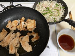 今日は鶏の揚げ物と野菜炒めを作って
