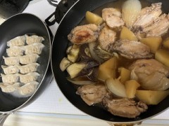 今日は鶏足と野菜の煮物と餃子を作って