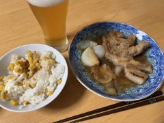 今日はトンテキとカマンベールチーズとトウキビの炊き込みご飯を作って