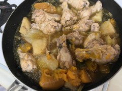 今日は鶏と野菜の煮物を作って
