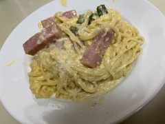 今日の昼はカルボナーラを作って