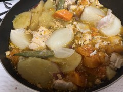 今日は炊飯器で鶏と野菜の煮物を作って