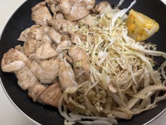 今日は鶏と野菜の炒め物を作って