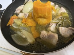 今日は豚肉と野菜の煮物を作って