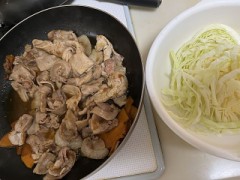 今日は豚丼と中華スープを作って