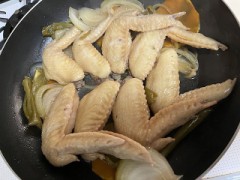 今日は鶏の手羽先と野菜の煮物を作って