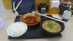 待ち時間、外食します。