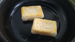 今日の腹ごしらえ（揚げ餅！）きれいな焦げ目になるかしら？