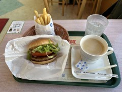 今朝は朝食抜きでクリニックへ