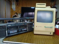 Macintosh Plus と アイワのラジカセ