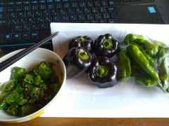 紫色のピーマン（もらいもの）