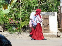 学校から帰る子供たち