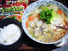 「yum yum Noodles(ヤムヤムインスタントラーメン)」