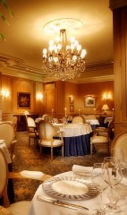 白い帆のかたちが印象的な